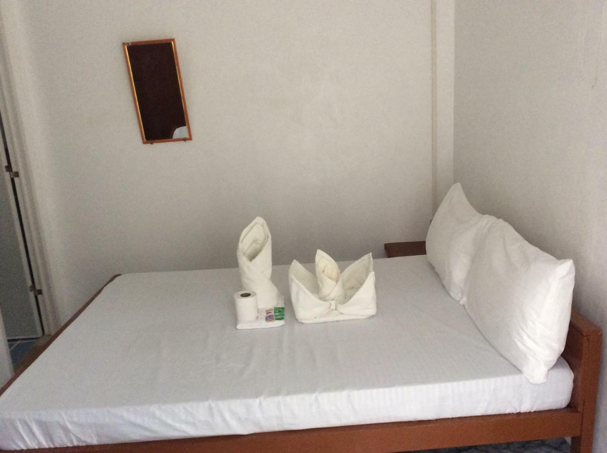 Bucana Beachfront Guesthouse El Nido Esterno foto